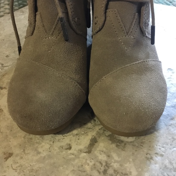 TOMS Taupe desert wedge suede lace up booties - Picture 2 of 7